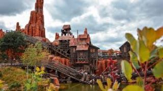 احتفال القائمون على منتزه “ديزني لاند باريس” بإدخال عرض ليلي جديد ضمن برامجه